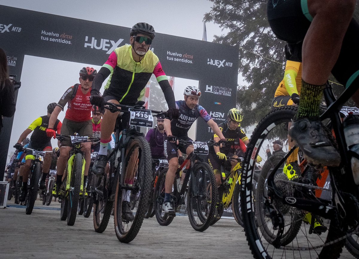 DipuHU's tweet photo. 🚵🚵‍♀ ARRANCA LA #HUEXEXTREMA2023

🔹 Espectacular ambiente deportivo en la salida de la prueba desde el municipio serrano de Cortegana. 
👉 La presidenta ha acompañado a los/as participantes en el inicio de esta competición BTT.

🙌🙌 ¡Mucha suerte a todos/as! 🙌🙌 https://t.co/6bh9hgU0Se