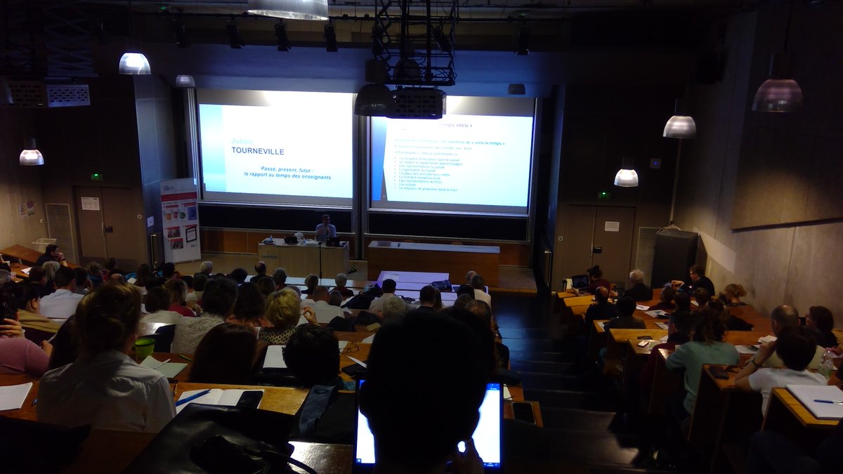 FerhatIsmail7's tweet photo. En direct du colloque de L'@afae_fr aux Grands Moulins (@univ_paris_cite), intervention  (passionnante) de Julien Tourneville sur le rapport des enseignant(e)s au temps. https://t.co/wCai5wpIjJ