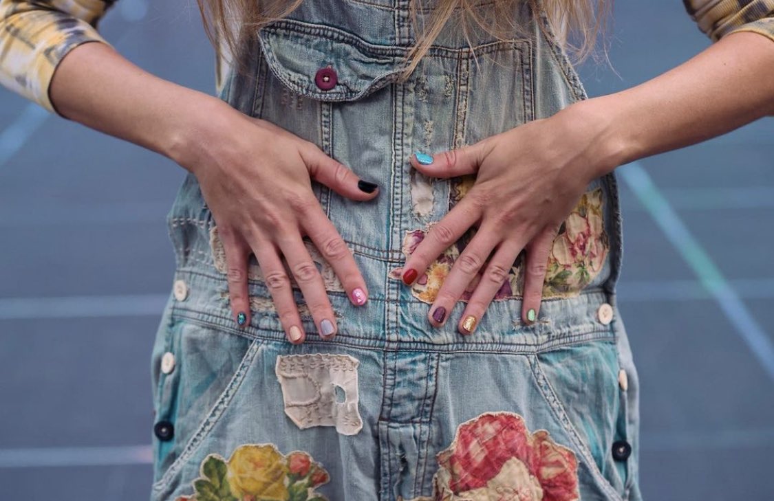 snasttka's tweet photo. а что делать с желанием в почтитридцать лет сделать eras manicure ? 🤔 https://t.co/hjx7z8mnwM