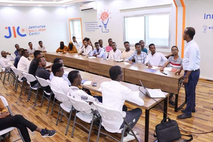 somtecas's tweet photo. Eng Aidarus Abdullahi Ibrahim, one of the senior members of the Somtecas, gave training to some of the students from  jamhuriya  University.
It was about training for Entreprenourship that engineering graduates can do
The training was organized by Jamhuriya Incubation Center(JIC) https://t.co/CH8PKMDhSj