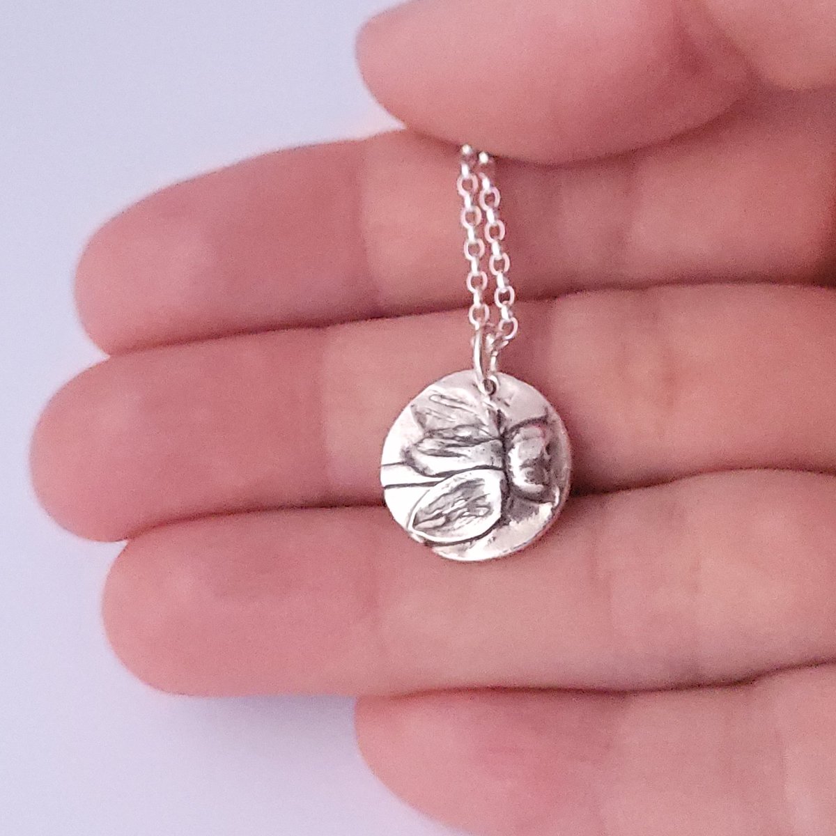 Flutterbuyzstu1's tweet image. Spring has definitely sprung!
Here is my handcrafted sterling silver narcissus daffodil pendant featuring the imprint of a narcissus from my garden.
Link in bio 👆
#DaffodiLs #necklace #FLOWER