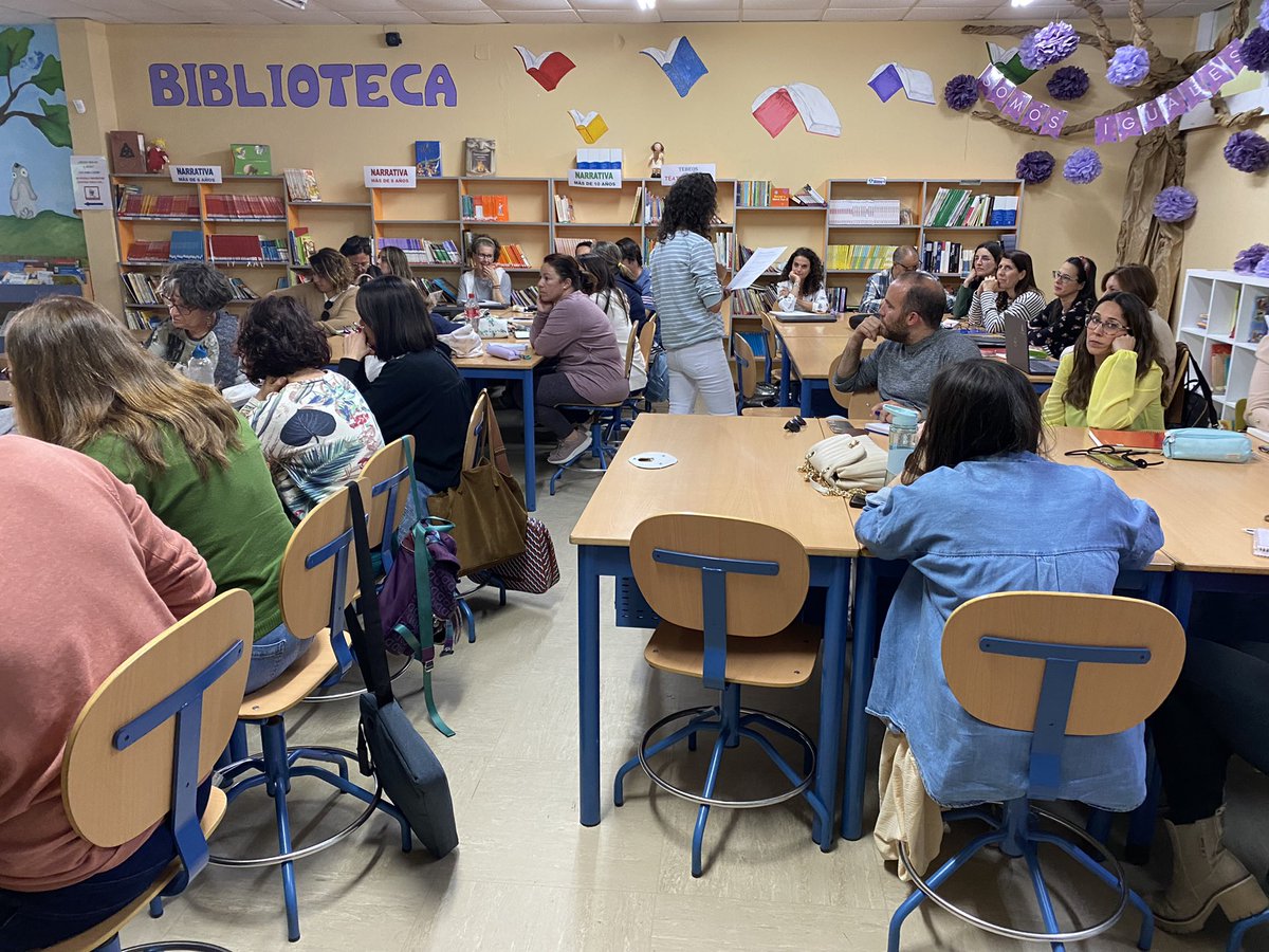 ralvmar220's tweet photo. Magnífica tarde de trabajo en la primera sesión del curso de SDA del @cepcastilleja en Gerena, con los compañeros del @CeipFeliu y otros coles de la zona. Un estupendo equipo de trabajo formado por Raquel Vela, Rocio Álvarez y @anfraca nuestro asesor de zona. https://t.co/4c75sLnjRB