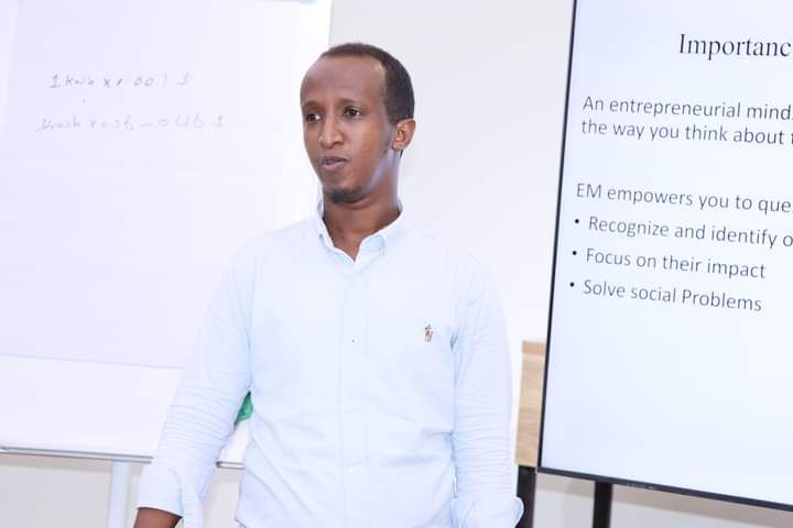 somtecas's tweet photo. Eng Aidarus Abdullahi Ibrahim, one of the senior members of the Somtecas, gave training to some of the students from  jamhuriya  University.
It was about training for Entreprenourship that engineering graduates can do
The training was organized by Jamhuriya Incubation Center(JIC) https://t.co/CH8PKMDhSj