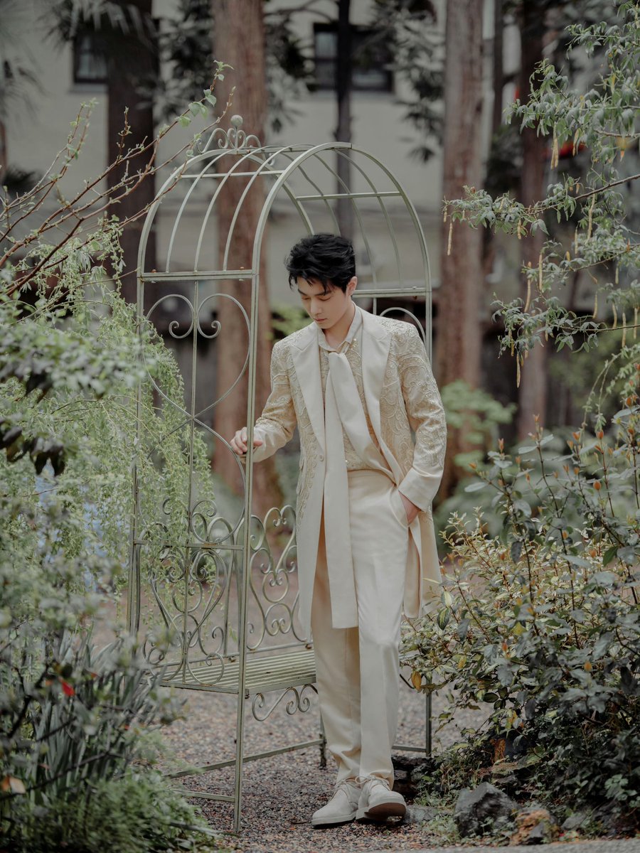 applesncrack's tweet photo. WHAT IS THIS PRINCE CHARMING LOOK I NEVER EXPECT XIAO ZHAN STUNNING US ALL EVERY SINGLE TIME 

WB NIGHT WITH XIAO ZHAN
#XiaoZhanWBNIGHT22 
#XiaoZhanWBStarsNight22 https://t.co/9JdguIgPKu