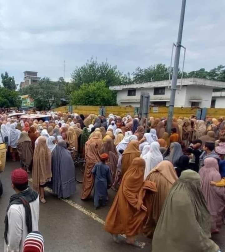 AfsarMulk's tweet photo. دا تصوير بې انتها دردونکے عکس دے . دا زمونږ د وطن د بې علمه ، بې شعوره مشرتابه په مخ څپړه ده دا خويندې ، ميندې په سپره خاوره پيدا شوې دې 
د دې وطن هره ستونزه سياسې ده تر څو چې په اولسې کچه په مکمل ډول سياسې شعور او پوهه نه وې عامه شوې د دې وطن به دا حال وي https://t.co/XZOGi3u7qZ