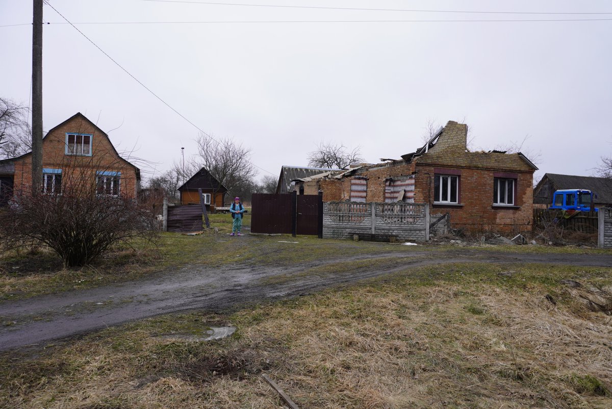 CLOVEKVTISNI's tweet photo. 2/3
„Rusové ke mně domů vtrhli pár týdnů po začátku #invaze. Zůstali u mě tři dny a celou dobu mě vyslýchali, věděli, že můj vnuk je v ukrajinské armádě. Poté co odešli, zasáhl můj dům granát. Podařilo se mi vyběhnout a když jsem sledovala, jak dům hoří, chtělo se mi umřít.“ https://t.co/BgneQuDa5D