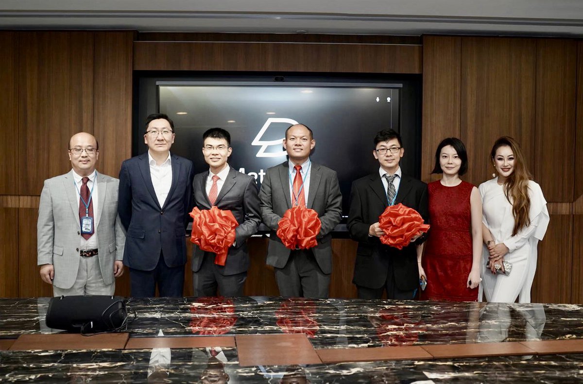 0xcryptobank's tweet photo. 很高兴同新加坡的贵宾们庆祝MetaBank的开业。MetaBank是未来web3时代的高盛+麦肯锡：利用区块链技术作为发展中国家的领先解决方案伙伴，加速向数字文明的转型，提升国家GDP和人民生活水平。构建一个在数字金融基础设施、数字资产代币化平台和数字社会三个主要支柱上的数字文明。#digitalcivilization https://t.co/JeRmokTiRS