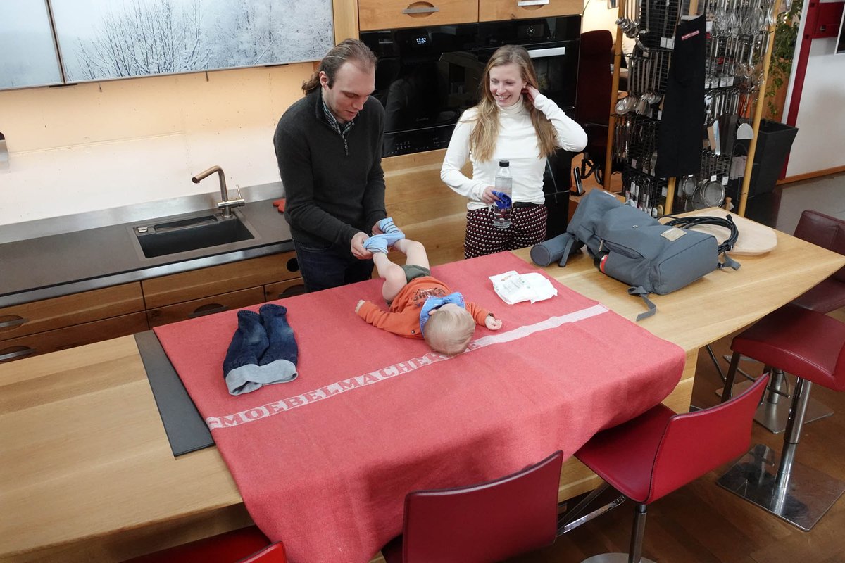 Moebelmacher's tweet photo. Am heutigen Samstag Zeit für Spontankunden, bitte einfach anrufen: 09151 862 999.

Leandro hat unsere höhenverstellbare Küche als Wickeltisch entdeckt. Und wir mit Ann-Kathrin und Michael ein neues Argument für die Höhenverstellbarkeit: https://t.co/uffn7m2ymu https://t.co/uFpbJZePEz