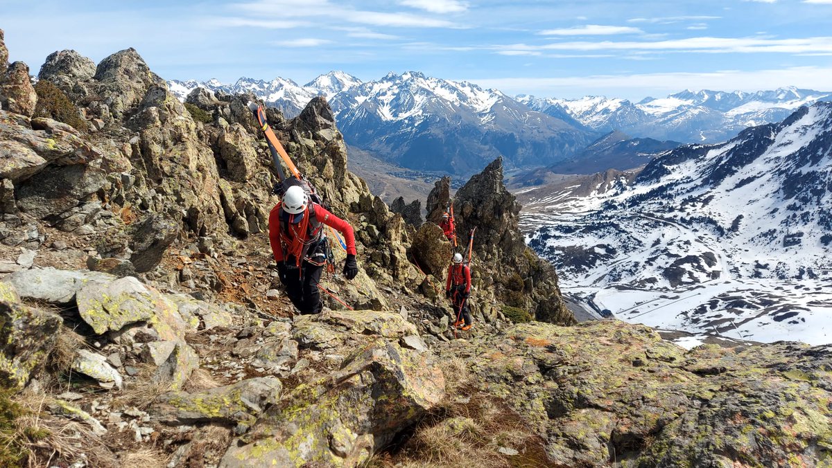 Hemos terminado la última semana de formación invernal apurando los ultimos dias con condiciones. .
Eskerrik asko Fernando Errekalde eta David Lombas irakatsi diguzuen guztiagatik, datorren urtean jarriko dugu praktikan.