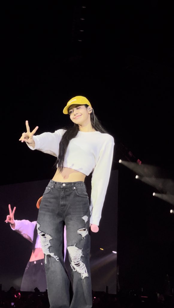 omfglalisa's tweet image. LISA WTF I LOVE YOU SO MUCH I AM CRYING SHAKINGKEWKQK