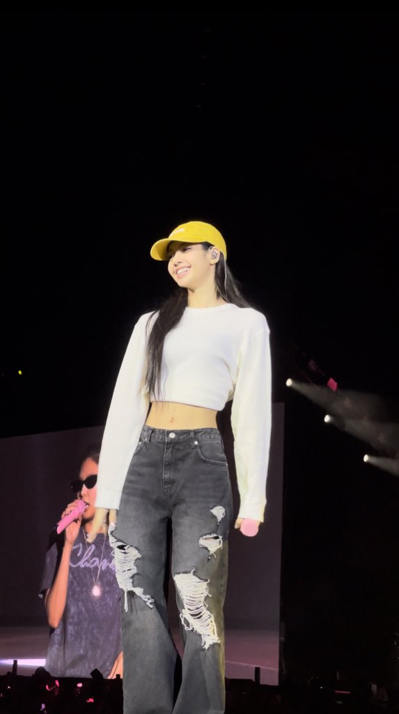 omfglalisa's tweet image. LISA WTF I LOVE YOU SO MUCH I AM CRYING SHAKINGKEWKQK