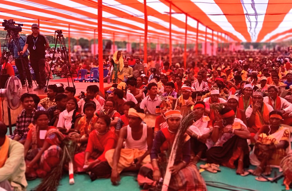 Sud_TNIE's tweet photo. #Bhubanrswar | Tribals under the banner of Janajati Surakshya Manch gather in thousands of number to raise voice against religious conversion. Seek amendments to #Article342 to delist those converting to other religion from reservation benefits.
@NewIndianXpress @XpressOdisha https://t.co/WbvNzGyKsZ