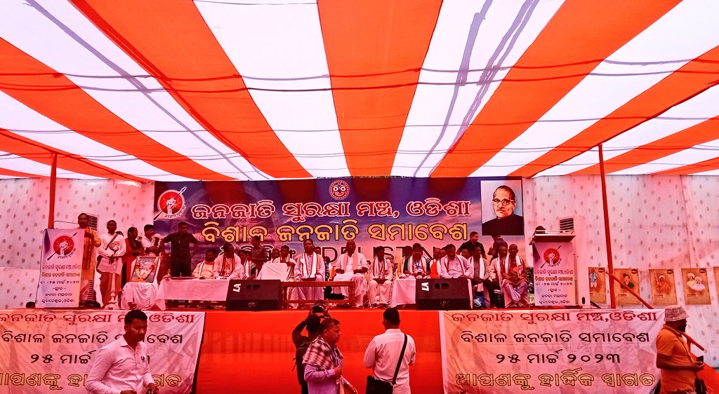 Sud_TNIE's tweet photo. #Bhubanrswar | Tribals under the banner of Janajati Surakshya Manch gather in thousands of number to raise voice against religious conversion. Seek amendments to #Article342 to delist those converting to other religion from reservation benefits.
@NewIndianXpress @XpressOdisha https://t.co/WbvNzGyKsZ