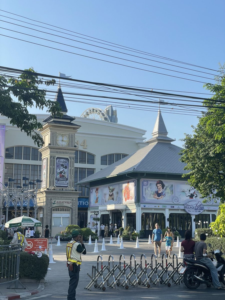 FilmU94129275's tweet photo. เธรดนี้จะพูดถึงงาน  #Disney100VillageTH แบบไม่มีสปอน เรียลสุดๆ เริ่ม! 
หน้าทางเข้าก็จะมีรถไฟ (โบกี้สั้นๆ) ต้อนรับเราอยู่คู่กับหอนาฬิกา (รูป1) ใครที่ซื้อบัตรจาก TTK สามารถไปรับบัตรได้ที่วังข้างๆ (รูป2) โดยของเราก็จะเป็นบัตรแบบเหมาโซนราคา 2,249 ถ้วน 😅 (ต่อ) https://t.co/Y4RP0OQjFv