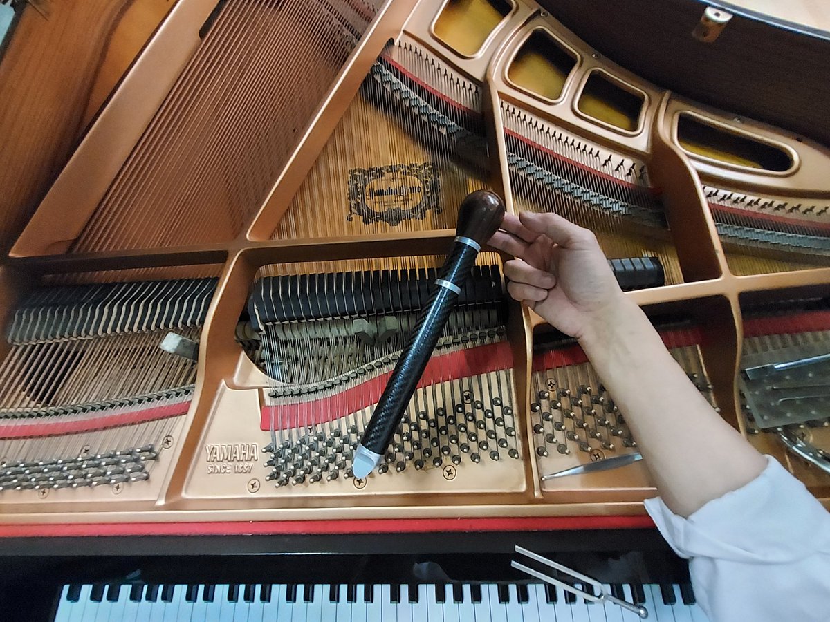 cklawpianotuner's tweet photo. 這部1999年出廠的日本品牌三角鋼琴，初次見她時感覺玩具味甚濃！由於樂器並不是玩具，每次來見她時我都會特別灌注點音樂能力。使她更具靈氣。

#pianotechnician 
#pianotuner 
#pianobassstrings
#pianorefinishing
#piano
#recyele
#鋼琴調音師
#鋼琴調律師
#鋼琴調音
#鋼琴調律
#鋼琴補漆 https://t.co/AVpaI7BqOT