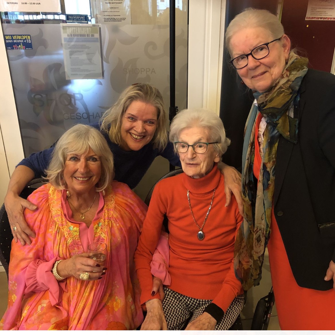 Vughterstede's tweet photo. Onze bewoners genoten van een geweldig optreden van Willke Alberti en haar band. Heel veel dank voor een geweldige middag: @albertiwilleke Foundation, @Verwenzorg met ambassadeur Joke Zwanikken, en @velderhofnl voor de fauteuil. 
#hartvoorgoedleven #vughterstede #gastvrij #vught https://t.co/uVORzoLdJz