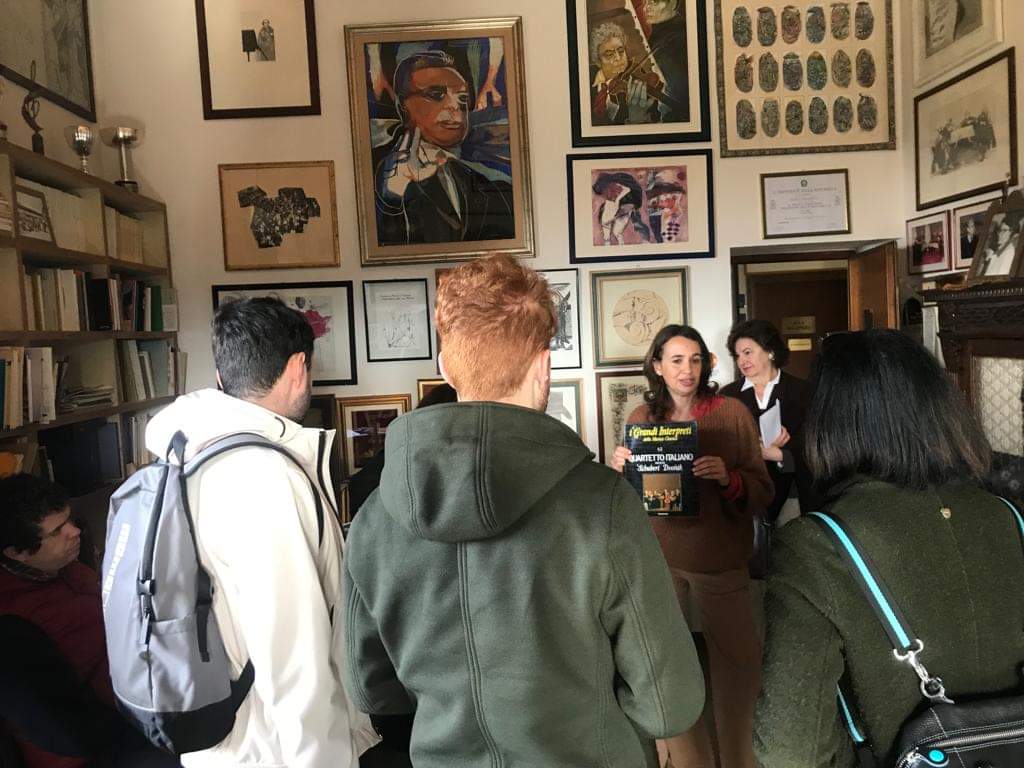 la_unifi's tweet photo. Accompagnati dalla prof.ssa De Santis e dalla prof.ssa D'Ovidio, gli studenti del master hanno potuto scoprire la loro storia, esaminando alcuni eccezionali documenti e oggetti conservati nei loro archivi. 

Ringraziamo entrambe le istituzioni per aver accolto i nostri studenti. https://t.co/I3vJM0C68r