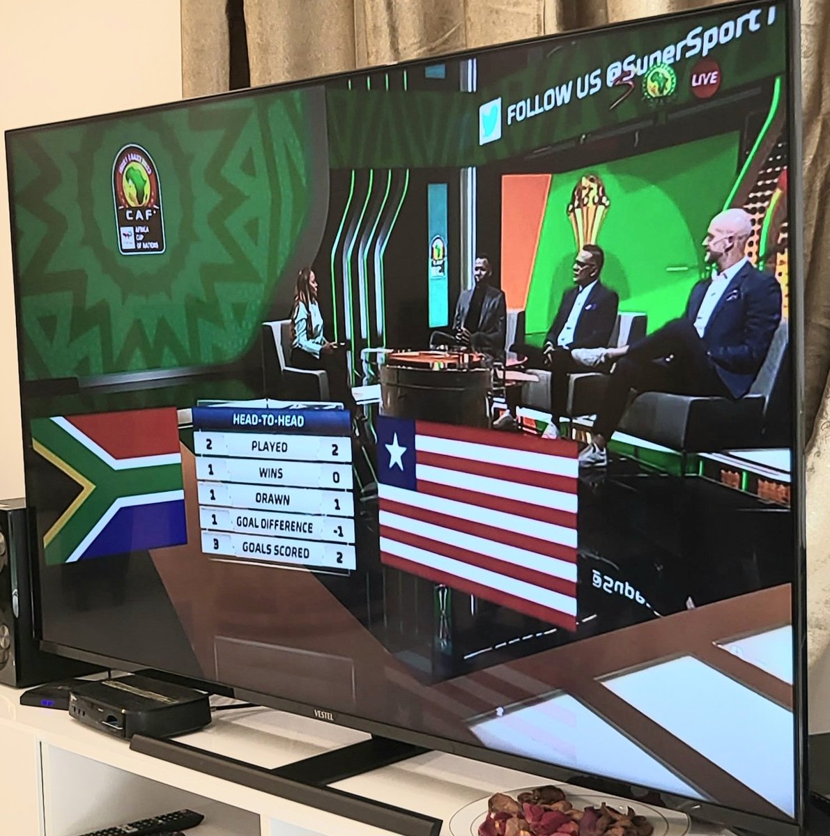 rsaembliberia's tweet photo. Brilliant soccer match! #diplomacy! Ambassadors, #SouthAfricans &amp; #Liberian friends of  z Embassy of #SouthAfrica 🇿🇦 
🇱🇷 viewed the #AFCON2023Qualifiers at z Embassy's Nelson Mandela House. Mr Jefferson, Presidential Security Advisor, looked good in his SA Youth League T-Shirt! https://t.co/t1guzlcIOF