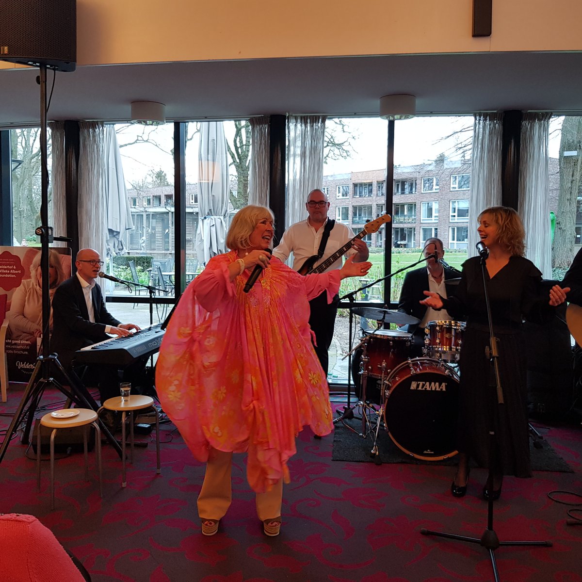 Vughterstede's tweet photo. Onze bewoners genoten van een geweldig optreden van Willke Alberti en haar band. Heel veel dank voor een geweldige middag: @albertiwilleke Foundation, @Verwenzorg met ambassadeur Joke Zwanikken, en @velderhofnl voor de fauteuil. 
#hartvoorgoedleven #vughterstede #gastvrij #vught https://t.co/uVORzoLdJz