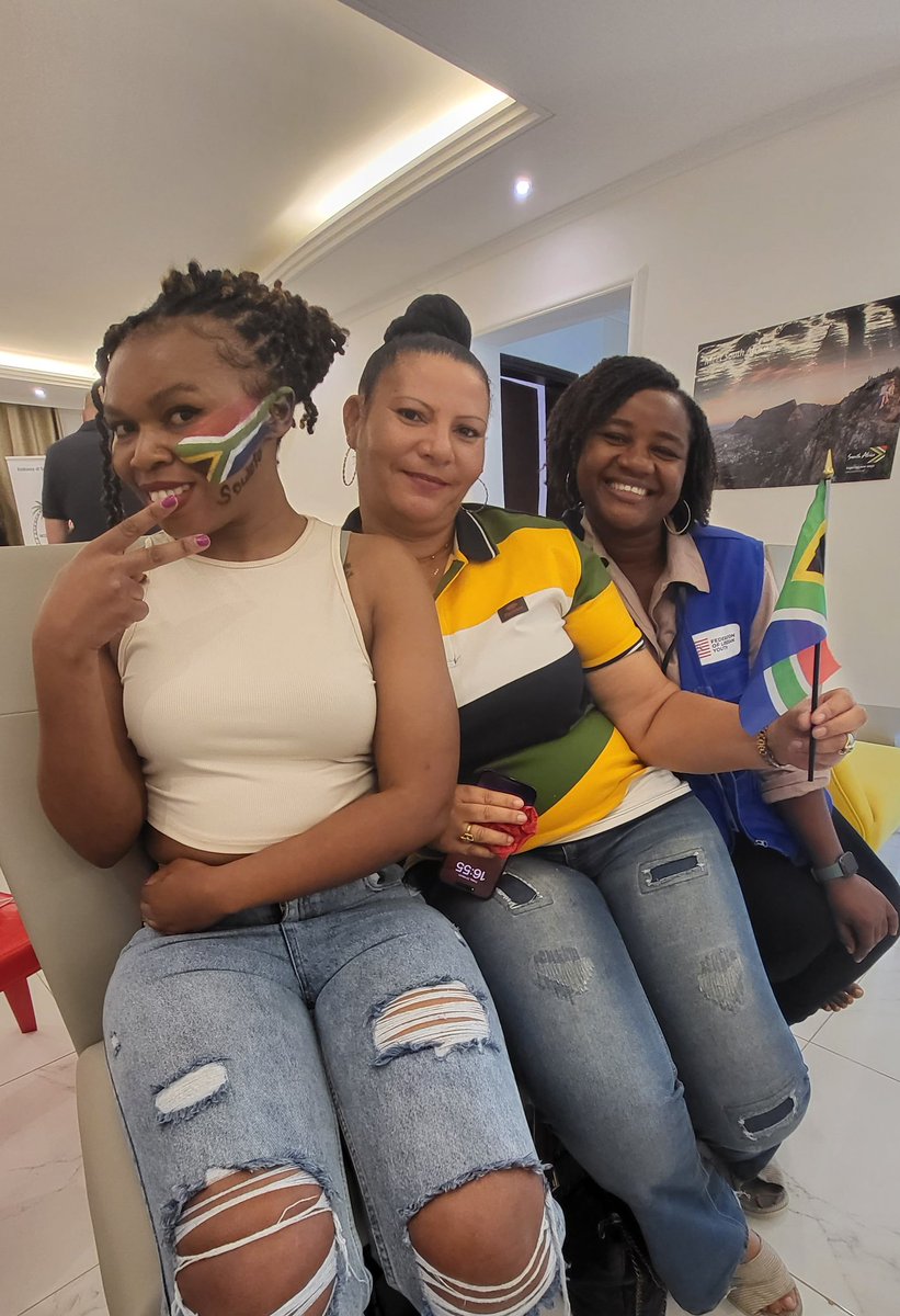rsaembliberia's tweet photo. Brilliant soccer match! #diplomacy! Ambassadors, #SouthAfricans &amp; #Liberian friends of  z Embassy of #SouthAfrica 🇿🇦 
🇱🇷 viewed the #AFCON2023Qualifiers at z Embassy's Nelson Mandela House. Mr Jefferson, Presidential Security Advisor, looked good in his SA Youth League T-Shirt! https://t.co/t1guzlcIOF
