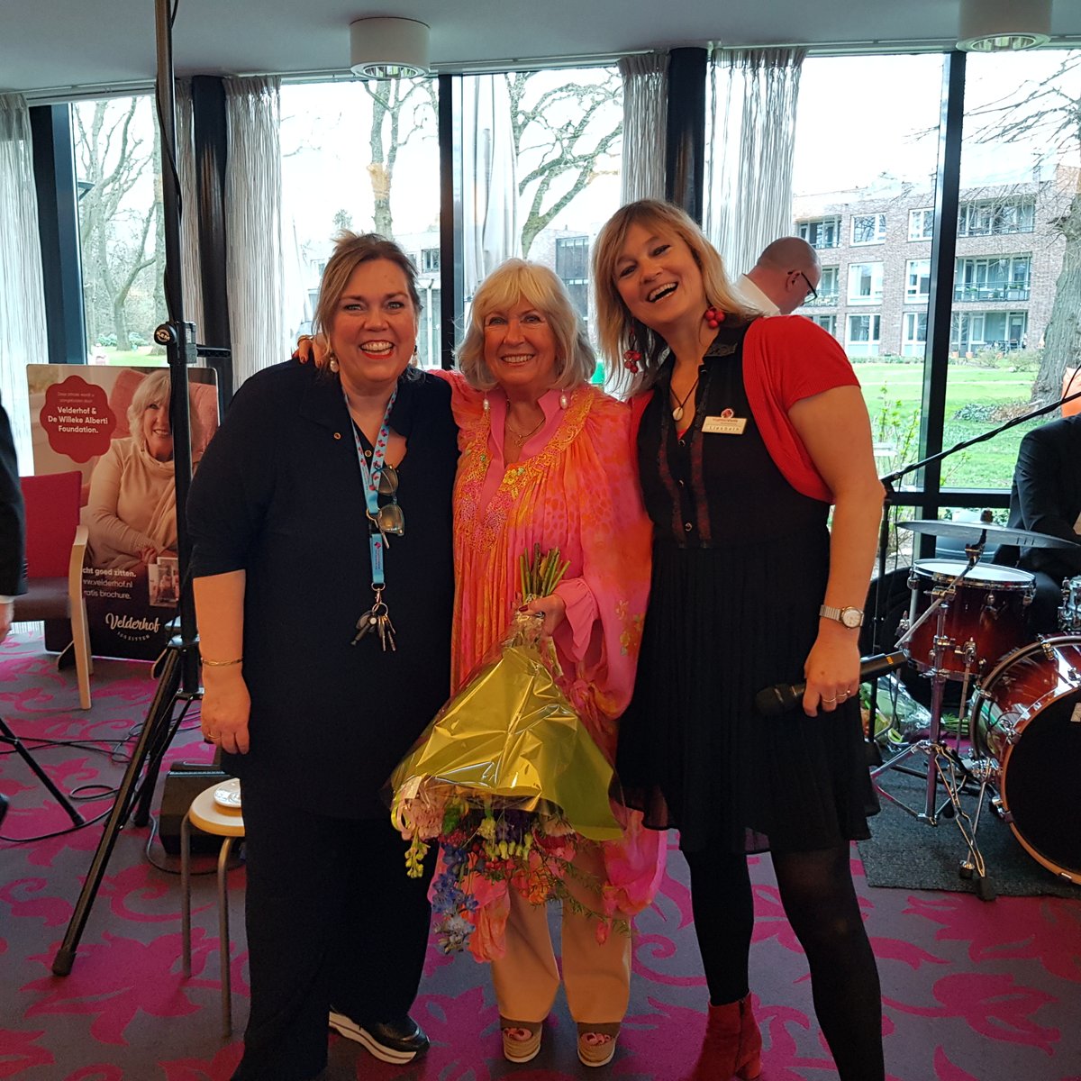Vughterstede's tweet photo. Onze bewoners genoten van een geweldig optreden van Willke Alberti en haar band. Heel veel dank voor een geweldige middag: @albertiwilleke Foundation, @Verwenzorg met ambassadeur Joke Zwanikken, en @velderhofnl voor de fauteuil. 
#hartvoorgoedleven #vughterstede #gastvrij #vught https://t.co/uVORzoLdJz