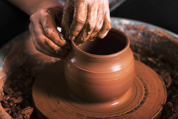 1.Let's start with #earthenpots 1st in our journey to explore #traditionalkitchenware🏺
A. How to n from where to buy a good quality pot?
Always buy#handmadepottery made using traditional method. The one made with the moulds n machine is been adulterated with ...