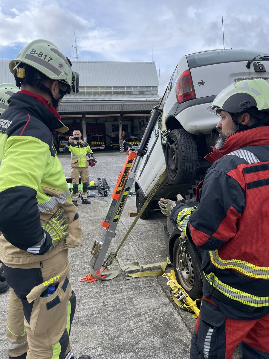 Urbantech_es's tweet photo. Gran jornadas en Parque De Bomberos A Coruña 

👍 Demostración de nuestros puntales @ResQJack y herramientas a batería @ScorpeTech 

👍 nuestro colchón de salto SP16

👍 anclaje temporal y nuestro radar-sonar para detectar vida a través de estructuras

Gracias a JAVIER ARANDA https://t.co/GOGrlYiUgV
