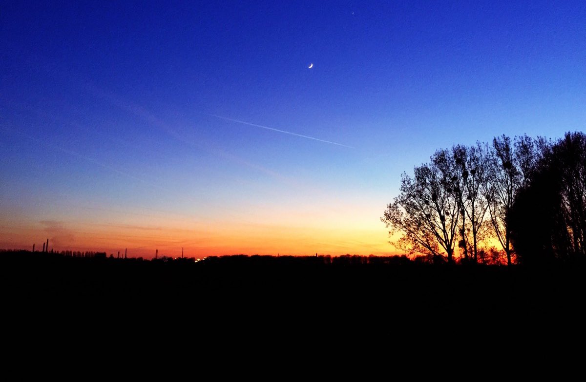 🚨 Le passage à l'heure d'été se déroulera dans la nuit de ce samedi 25 au dimanche 26 mars à 2 heures du matin. Il sera alors 3 heures. On perdra une heure de sommeil mais on gagnera une heure de soleil ! ⏰☀️ #changementdheure (via BFMTV)