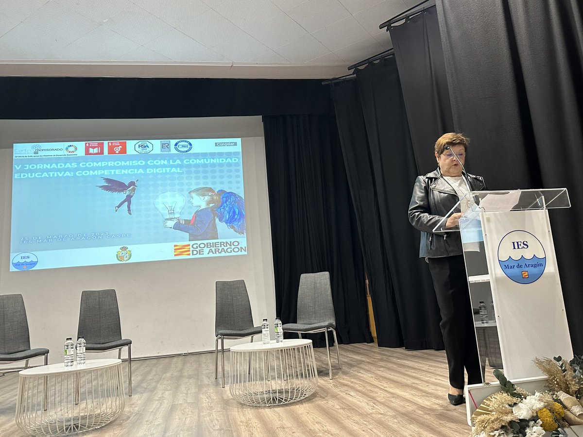 pherediagil's tweet photo. Comienzas las Jornadas Educativas en Caspe #eduCaspe
Compartir, aprender y cacharrear en una mañana de sábado 🙌🏼
@cpmariadeavila https://t.co/3oG2a1j4nn