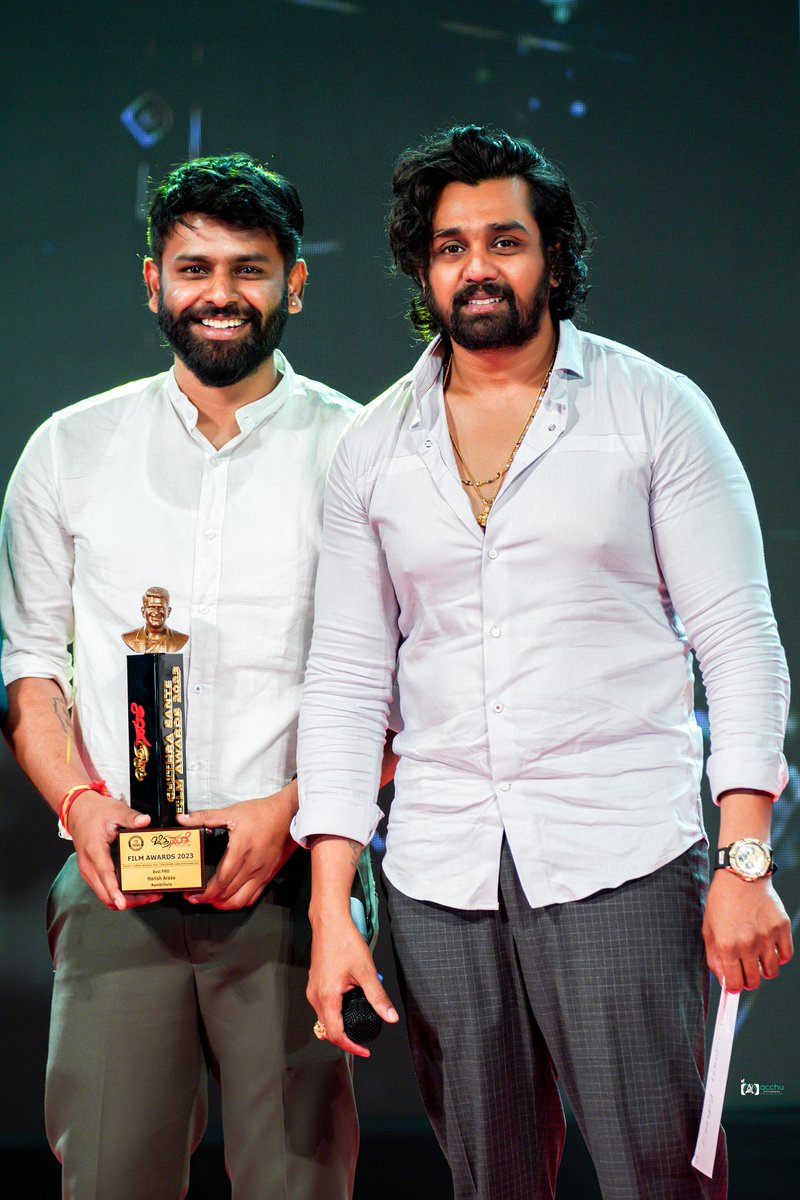PROHarisarasu's tweet photo. ಧನ್ಯವಾದಗಳು ನಿಮ್ಮೆಲ್ಲರ ಪ್ರೀತಿ ಪ್ರೋತ್ಸಾಹಕ್ಕೆ....
ಚಿತ್ರಸಂತೆ #Best_PRO ಅವಾರ್ಡ್.
#ಕಂಬ್ಳಿಹುಳ ಚಿತ್ರಕ್ಕೆ..
ಮುಂದೆಯೂ ಸಹ ಪ್ರೀತಿಯ ಪ್ರೋತ್ಸಾಹ ಜೊತೆಗಿರಲಿ..
Thank U Chitrasanthe...
Thank U @DhruvaSarja ❤️
#CinemaPRO #ArasuCreations https://t.co/41SVZtet5p
