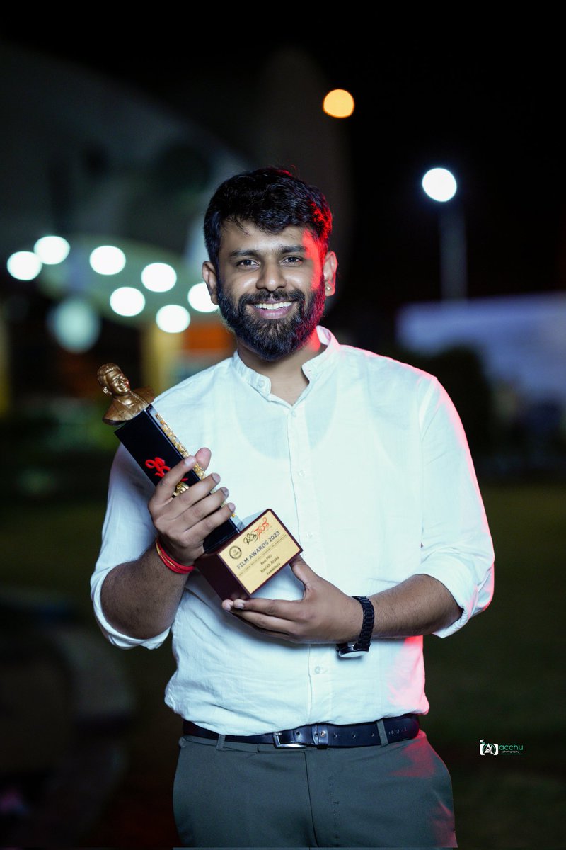 PROHarisarasu's tweet photo. ಧನ್ಯವಾದಗಳು ನಿಮ್ಮೆಲ್ಲರ ಪ್ರೀತಿ ಪ್ರೋತ್ಸಾಹಕ್ಕೆ....
ಚಿತ್ರಸಂತೆ #Best_PRO ಅವಾರ್ಡ್.
#ಕಂಬ್ಳಿಹುಳ ಚಿತ್ರಕ್ಕೆ..
ಮುಂದೆಯೂ ಸಹ ಪ್ರೀತಿಯ ಪ್ರೋತ್ಸಾಹ ಜೊತೆಗಿರಲಿ..
Thank U Chitrasanthe...
Thank U @DhruvaSarja ❤️
#CinemaPRO #ArasuCreations https://t.co/41SVZtet5p