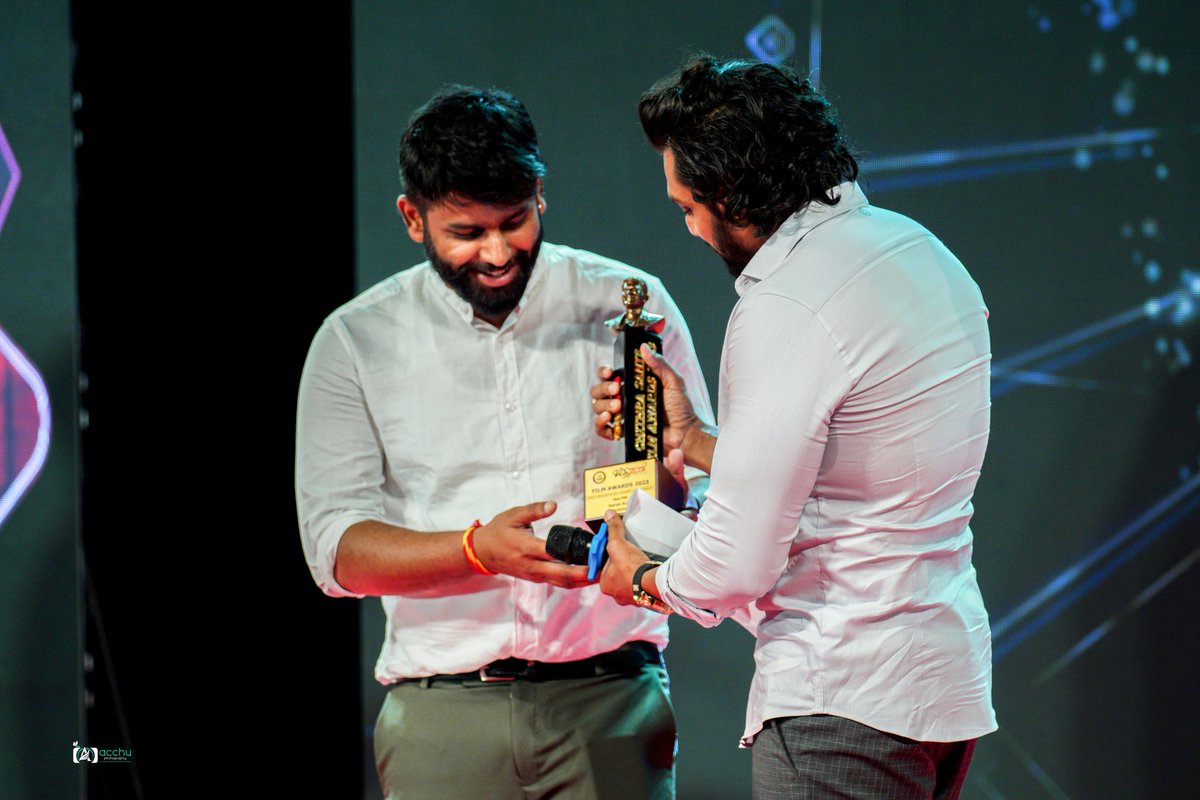 PROHarisarasu's tweet photo. ಧನ್ಯವಾದಗಳು ನಿಮ್ಮೆಲ್ಲರ ಪ್ರೀತಿ ಪ್ರೋತ್ಸಾಹಕ್ಕೆ....
ಚಿತ್ರಸಂತೆ #Best_PRO ಅವಾರ್ಡ್.
#ಕಂಬ್ಳಿಹುಳ ಚಿತ್ರಕ್ಕೆ..
ಮುಂದೆಯೂ ಸಹ ಪ್ರೀತಿಯ ಪ್ರೋತ್ಸಾಹ ಜೊತೆಗಿರಲಿ..
Thank U Chitrasanthe...
Thank U @DhruvaSarja ❤️
#CinemaPRO #ArasuCreations https://t.co/41SVZtet5p