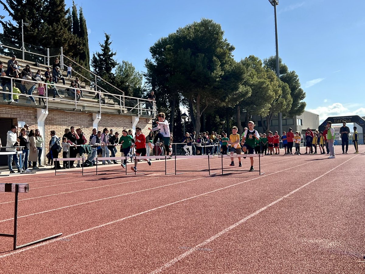 CEAnoia's tweet image. Tret de sortida al Campionat Comarcal d’Atletisme Proves Benjamí. 

#atletisme #proves #jocs #jocsesportius #jocsescolars #esportescolar #esportsegur #71JEEA @patrilla12 @UCECcat @esportigualada @esportcat @CAIgualada