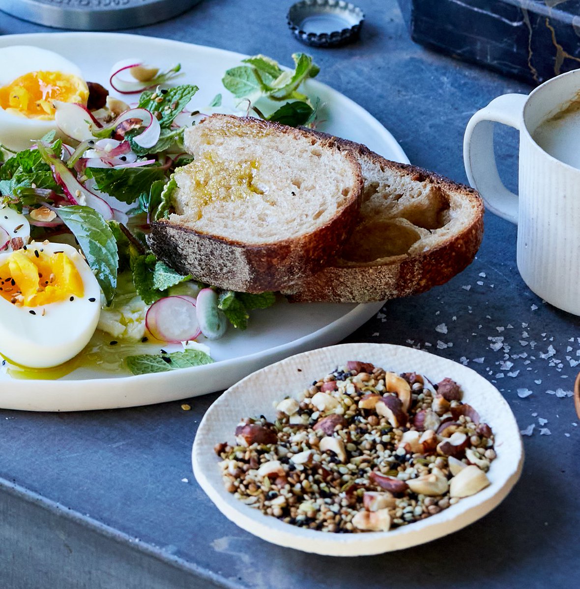 Ontbijten met een salade? Hoe lekker dat kan zijn bewijst Jess Damuck met deze ontbijtsalade van geschaafde radijs met eieren en dukkah. 🥗 Iets met verse, knapperige, peperachtige radijs met zoute, volle feta en eieren met vloeibare eidooier. YUM!

bit.ly/boek_saladefre…