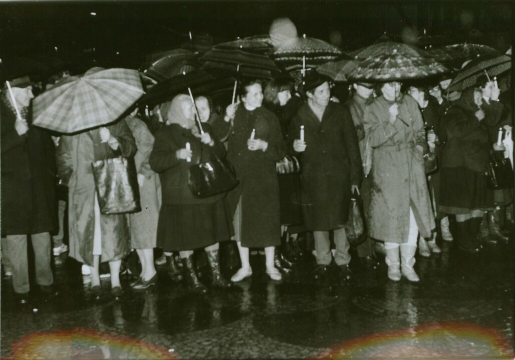 SlovakiaMFA's tweet photo. #OTD 35YA Candle Demonstration 🕯️ took place in #Bratislava 🇸🇰 People quietly held candles to show support for religious #freedom &amp; #humanrights. One of most significant manifestation of civil resist. in #Czechoslovakia 🇨🇿 - regime responded violently.. ℹ️ https://t.co/MjMxrDjLyK https://t.co/TlyT4FBVUA