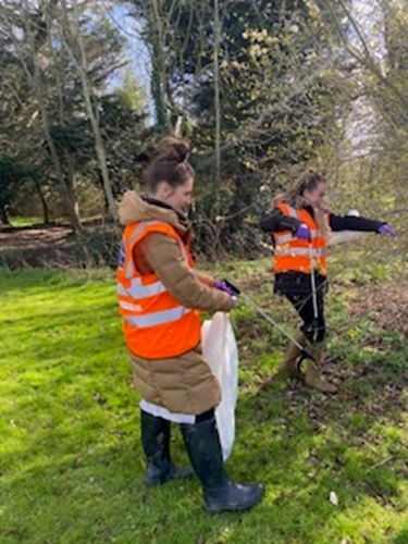 SimonLBradbury's tweet photo. What a load of rubbish!
This week we've collected 15 bags of rubbish in and around #Royston #Biggleswade #StNeots #StIves #Huntingdon and #Ramsey!
Sponsored by @RelocationAgent in support of @KeepBritainTidy.
#LSLCOMMUNITIES
#LSLSPRINGCLEAN https://t.co/HRQfDFLmXW