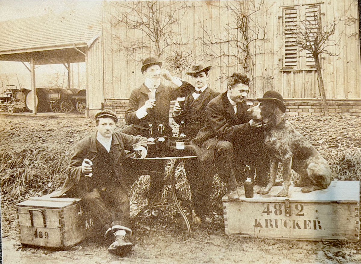 Stadtbuehler's tweet photo. Ein feines Stadtbühler Bier am Wochenende war schon vor 120 Jahren etwas Schönes. Wir gehen davon aus, dass das nicht am Montag - Vormittag war....
In diesem Sinne wünschen wir Euch ein schönes Wochenende und bleibt gesund. Cheers!
#Stadtbühl #Gossau https://t.co/VMDXV5kYzq