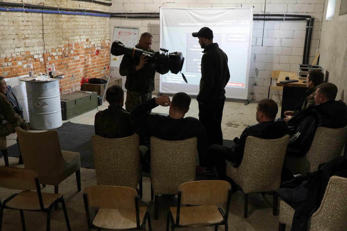 historicfirearm's tweet photo. Members of the Territorial Defence Battalion LEV / Lion training on an NLAW simulator.

Here's my earlier video on NLAW in Ukraine (due an update soon I think): https://t.co/9YBfl9oHkN

#Ukraine #UkraineRussiaWar #ATWeapons #NLAW https://t.co/z1CtdV93yE