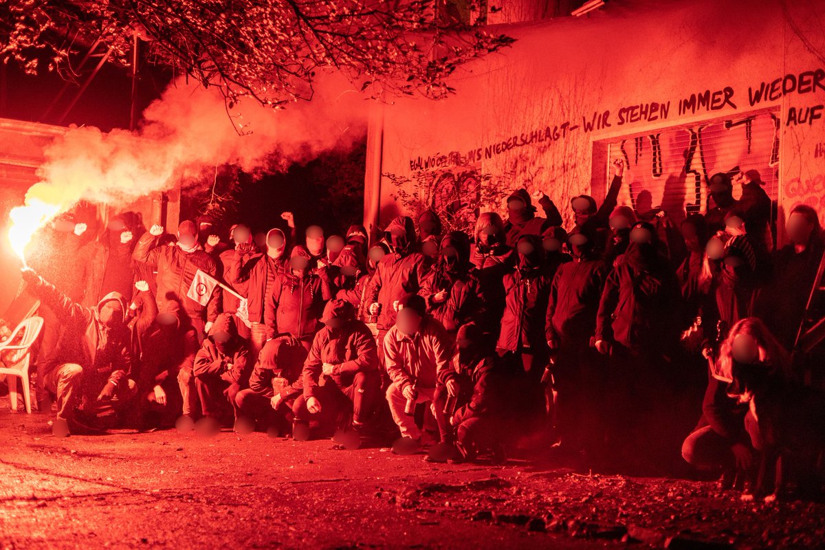 haldi_47's tweet photo. Egal wie oft ihr uns niederschlagt, wir stehen immer wieder auf!

Wir lassen uns auch nach dem zweiten Angriff durch Neonazis auf unsere Haldi nicht einschüchtern! 

Wir sind viele und wir sind wütend! Ihr kriegt uns nicht klein!

#Haldi47 #Bochum #nonazisbo #nonazisdo https://t.co/wjMVyGn03U