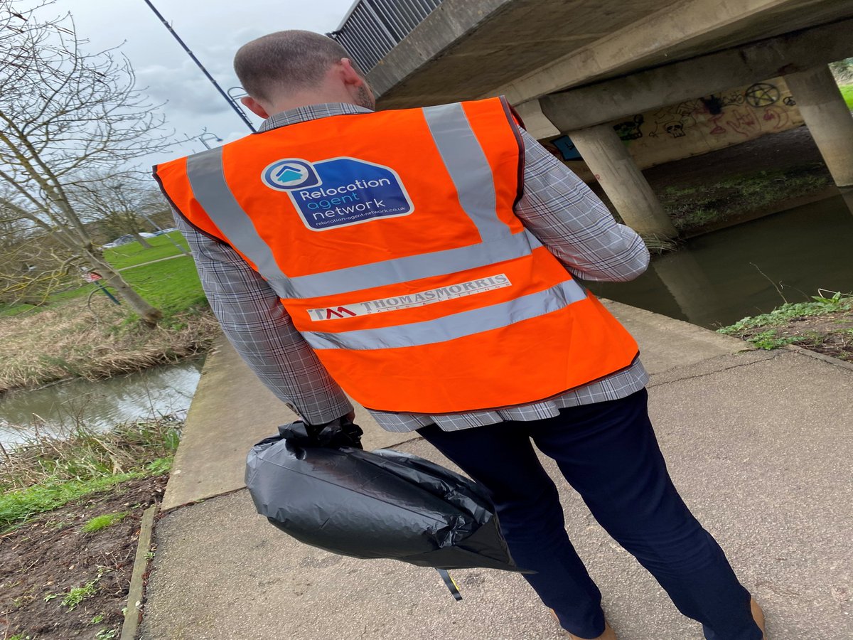 SimonLBradbury's tweet photo. What a load of rubbish!
This week we've collected 15 bags of rubbish in and around #Royston #Biggleswade #StNeots #StIves #Huntingdon and #Ramsey!
Sponsored by @RelocationAgent in support of @KeepBritainTidy.
#LSLCOMMUNITIES
#LSLSPRINGCLEAN https://t.co/HRQfDFLmXW