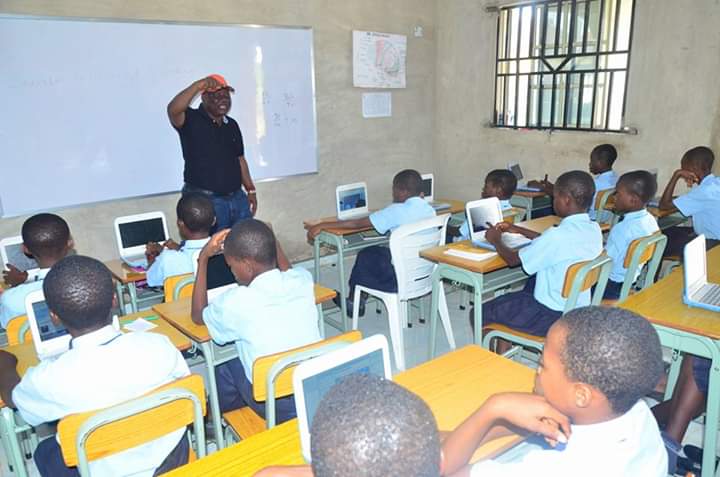 AfricaFactsZone's tweet photo. Nigerian King, Oba Adedokun Abolarin provides free education for his people at Abolarin College in Oke Ila, Osun State, Nigeria. 

He also provides free food, free hostels, free internet, free uniforms, free laptops and constant electricity for them. He teaches there too. https://t.co/rtmWQ8U3SX