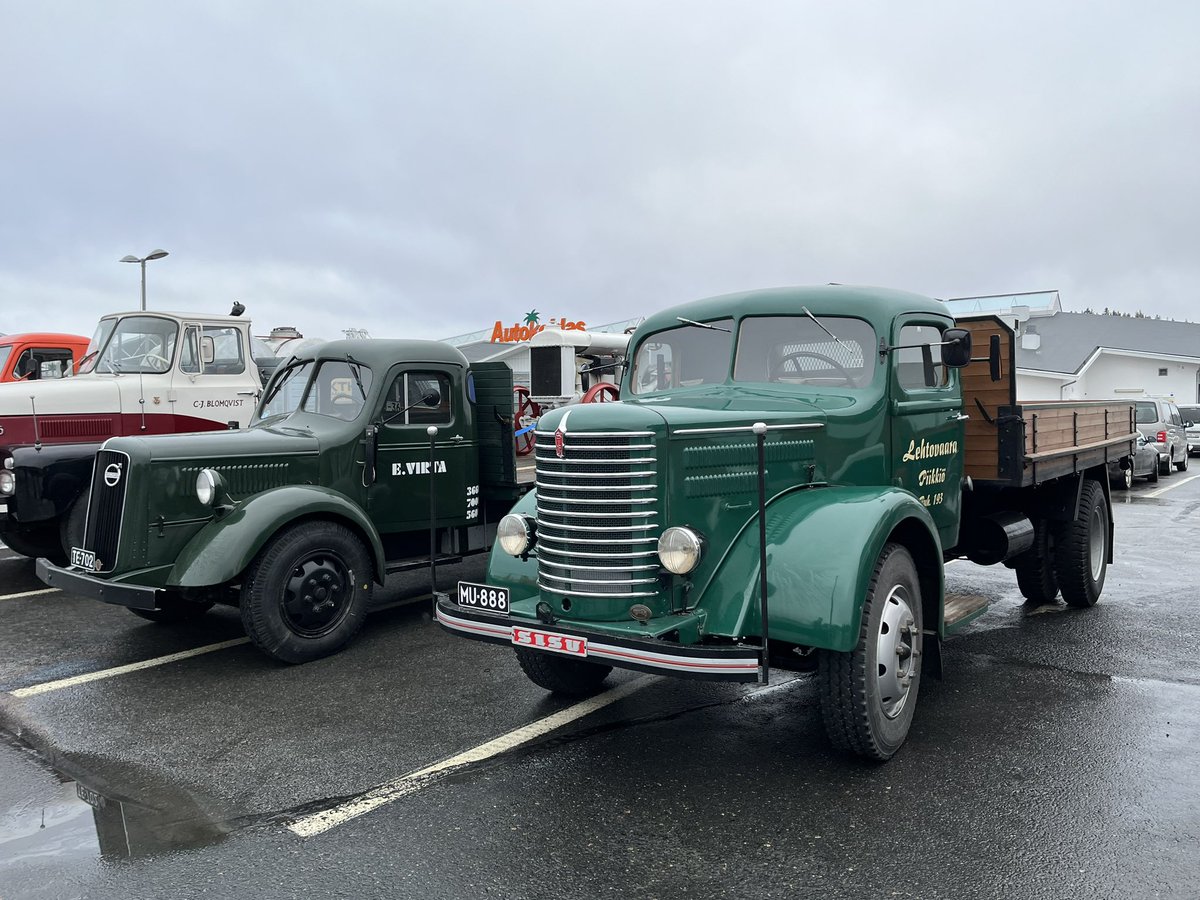 Väyläviraston tervehdys Veteraanikuorma-autoseuran peräti 87 auton ajolle Forssasta Hämeen härkätietä Turkuun. Upeasti kunnostettuja perinneajonevoja, monet myös perinnekuormillla. Kuvat 25.3.2023.