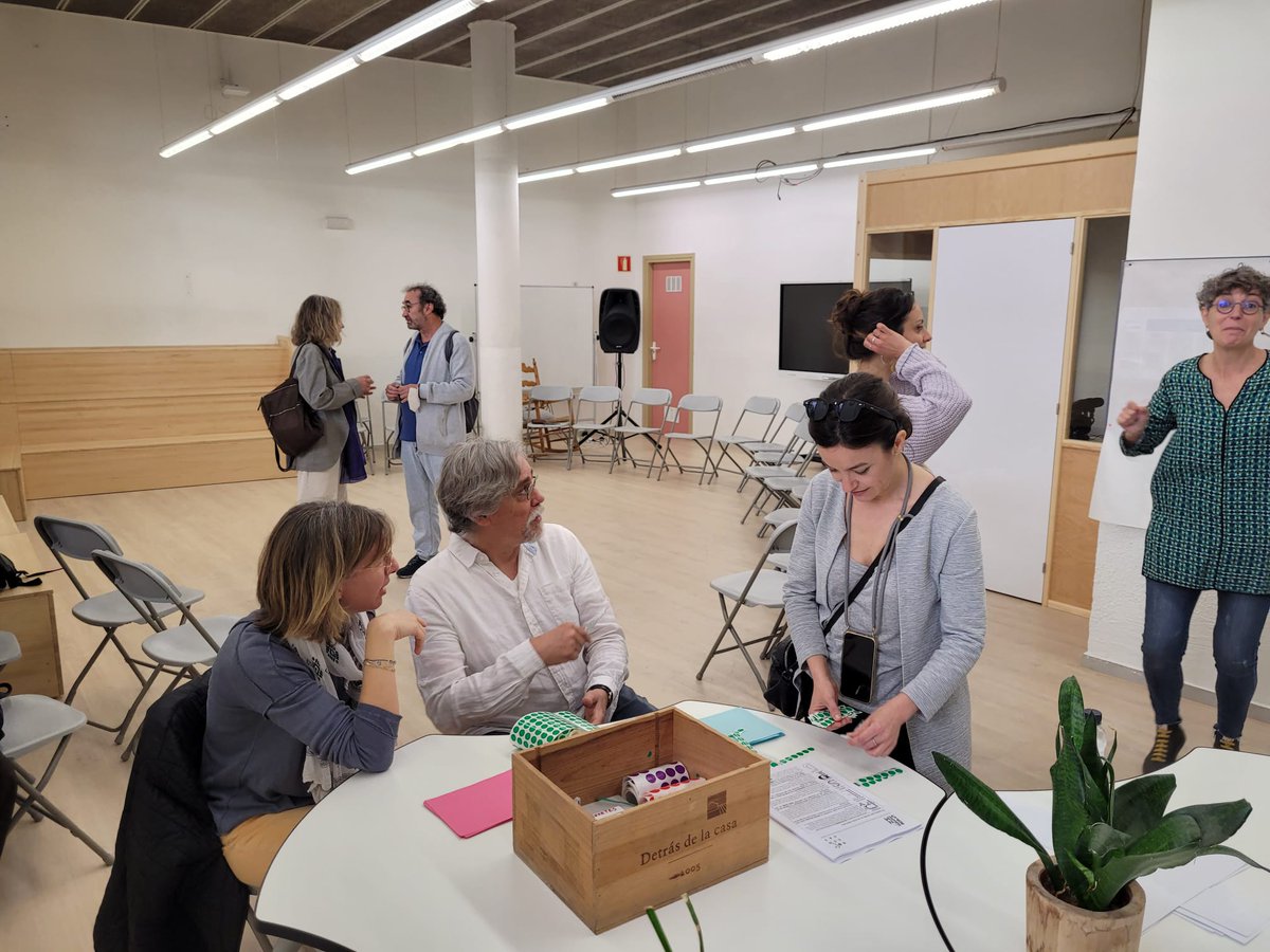 RosaSensat's tweet photo. Bon dia!✨Tot a punt per començar l’última sessió del #RepensemRS. Comencen a arribar els i les participants🙌🏼 @adominvi @mcomass1965 @lamirada @inadal1 https://t.co/4WFACGeQCN