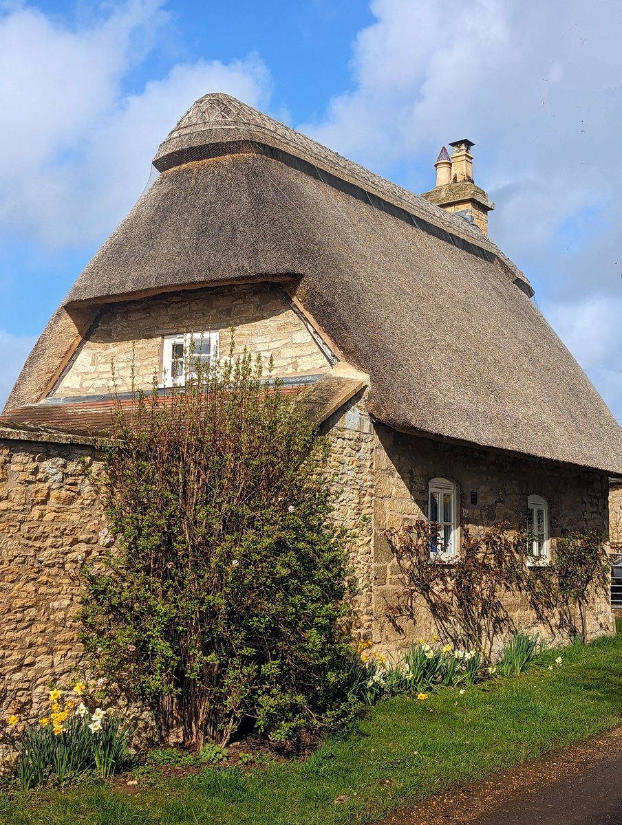 Always nice to visit completed projects a few years afterwards #thatching #thatchedcottage #craft #gloucestershire