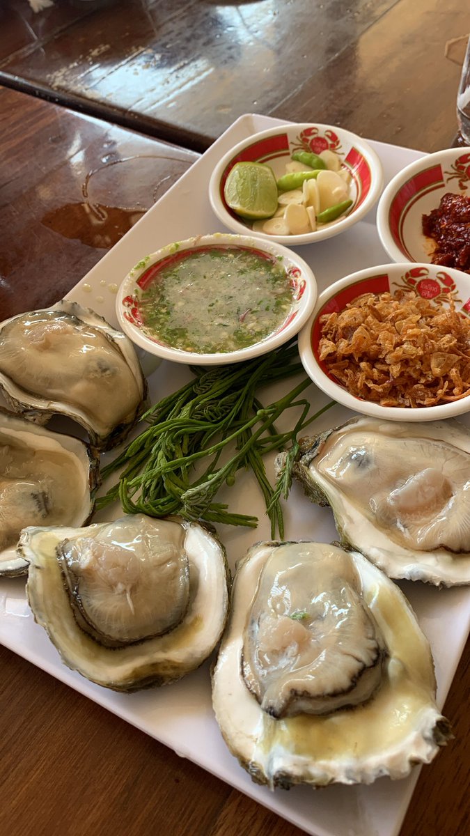 therpapai's tweet photo. OX Seafood 🦐🐟���ปราณบุรี - อาหารซีฟู้ดสด สะอาด เสิร์ฟมาตัวใหญ่เว่อร์ รสชาติจัดจ้าน น้ำจิ้มซีฟู้ดก้คือเลิศ นี่ชอบหอยเชลล์อบเนยมากก ส่วนราคากลางๆ  แนะนำค่าา 😀💙 #อร่อยบอกต่อ  #รีวิวหัวหิน #รีวิวปราณบุรี @aroii https://t.co/fz2nwEk7Xn