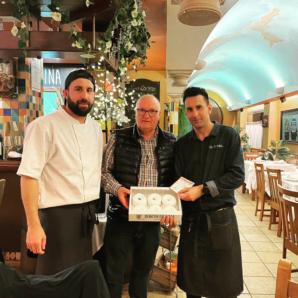 OleumRestaurant's tweet photo. ➡️➡️Con nuestros compañeros del Restaurante El Tonel en Villaviciosa con roscos de la pastelería Bonachera de Loja
#roscos #pasteleria #restauranteoleum #restaurante https://t.co/ugSccEQKFA