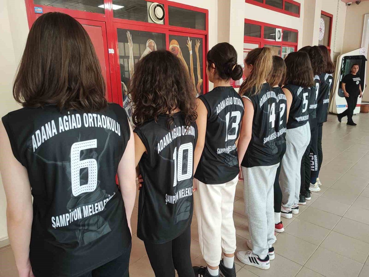 Kucuksaatcom's tweet photo. Adanalı sporcu öğrencilerin giydiği forma herkesi duygulandırdı 
https://t.co/9EejYklx61 https://t.co/9747BQQyrO