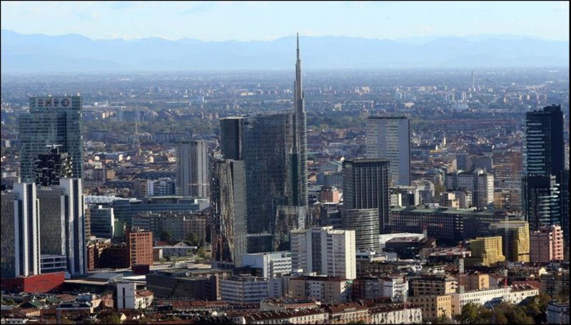 vitaepensiero's tweet image. #Milano al bivio: città per tutti o del successo di pochi? 

La promessa di Milano, la sua forza attrattiva vacilla di fronte alla realtà dei costi, dell’insicurezza, dell’inquinamento. 

Elena Granata per #VPPlus

rivista.vitaepensiero.it//news-vp-plus-…