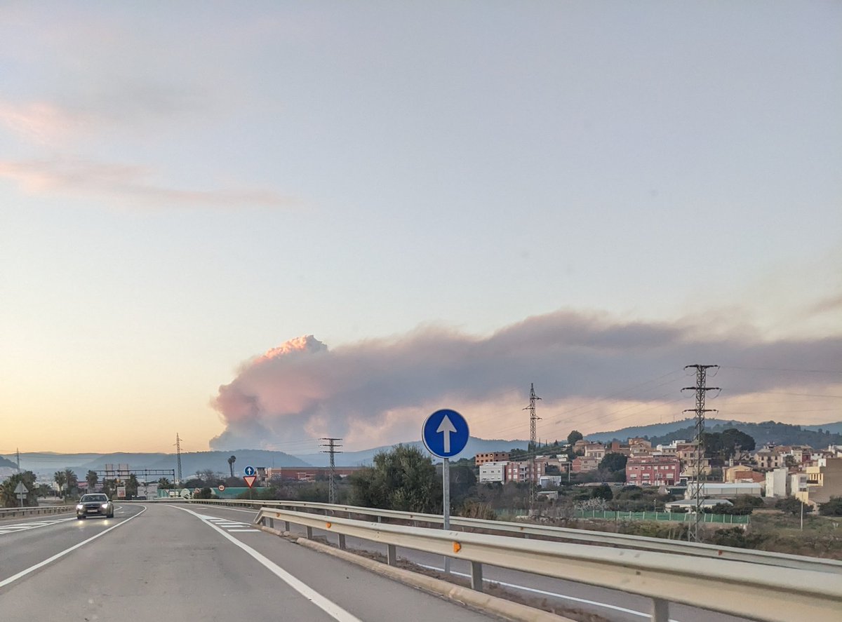 rosiarnau's tweet photo. #IFVillanuevaViver Ahora mismo, en marzo, ya tenemos un incendio forestal en la provincia de Castellón. Queriendo escribir un tweet simple sobre el incendio, me he dado cuenta de que hemos hablado mucho del #AltMillars en el #blogHistoriasdelAgua de la @CatedraFacsaUJI https://t.co/ivx5S5M0Kk