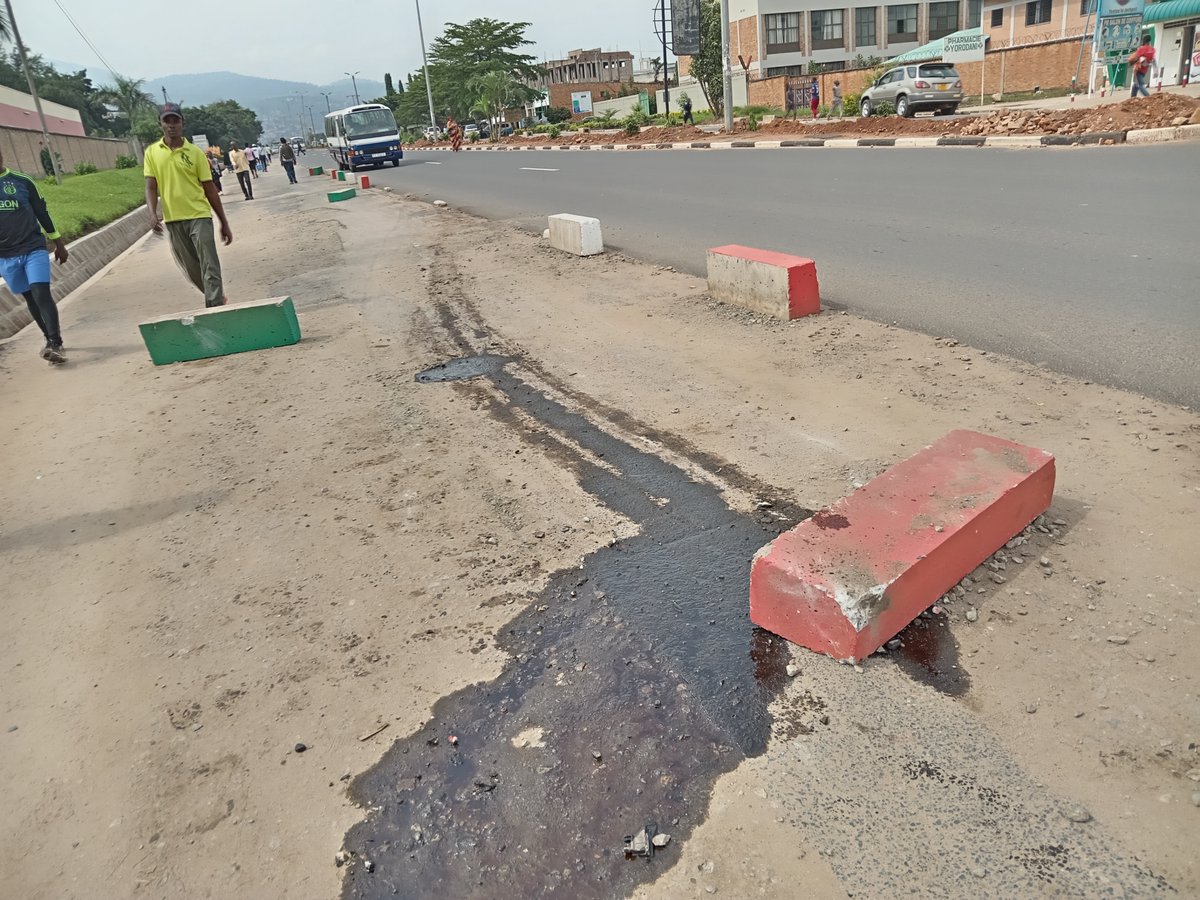jubasuc1's tweet photo. Mu gisagara ca #Bujumbura abagendesha #imiduga iyo bagize isanganya ntibibuka gusubiza mu rutonde ibiba vyononekeya ku mabarabara. Aha ni imbere y'ibitaro Roi Khaled. Nta kwezi guheze ibi birokosima bishizweho ariko vyamaze gutangura gusanzazwa. #Twikebuke #Barundi @MairieBuja https://t.co/qVFfPikdjX